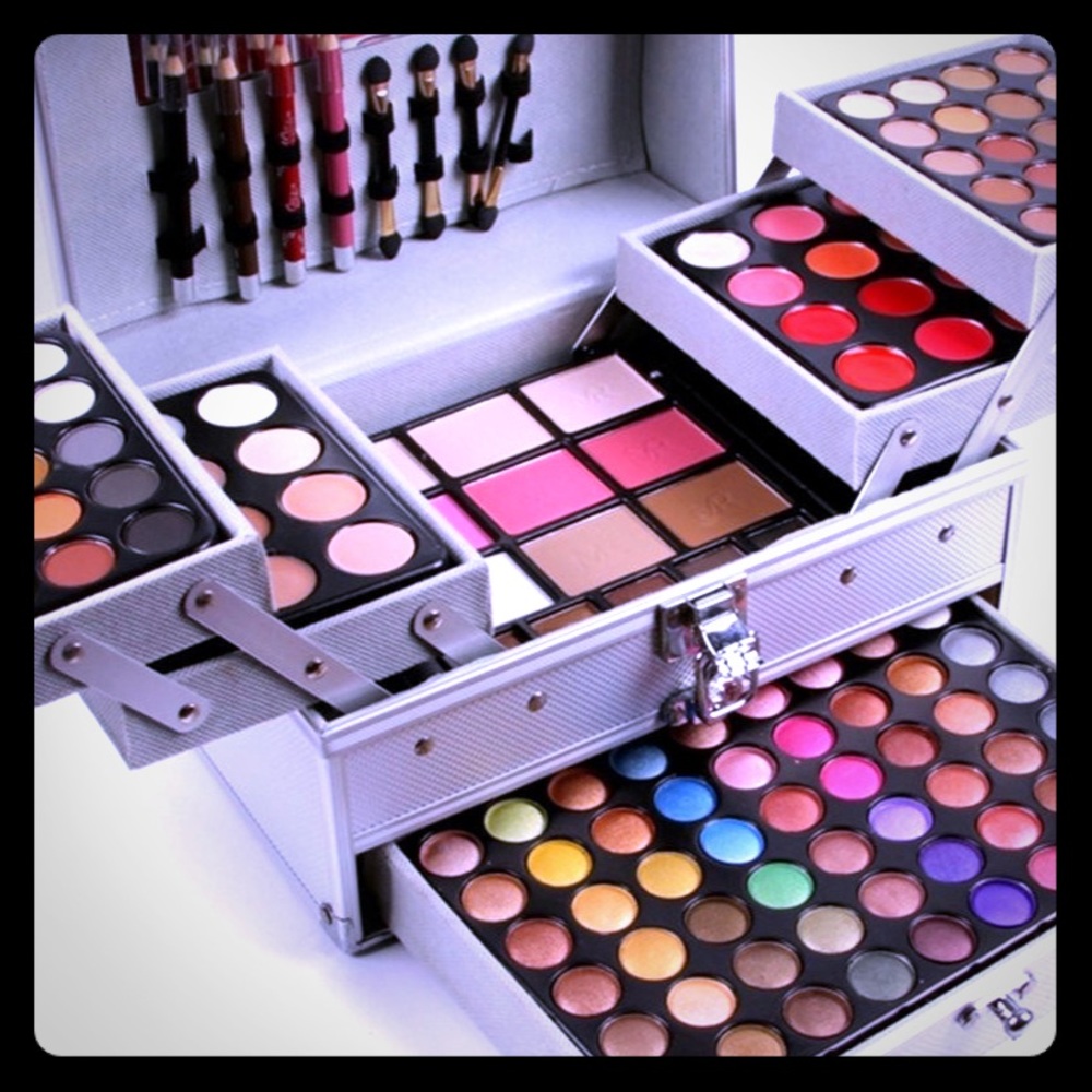 120pc Eyeshadow metal box set